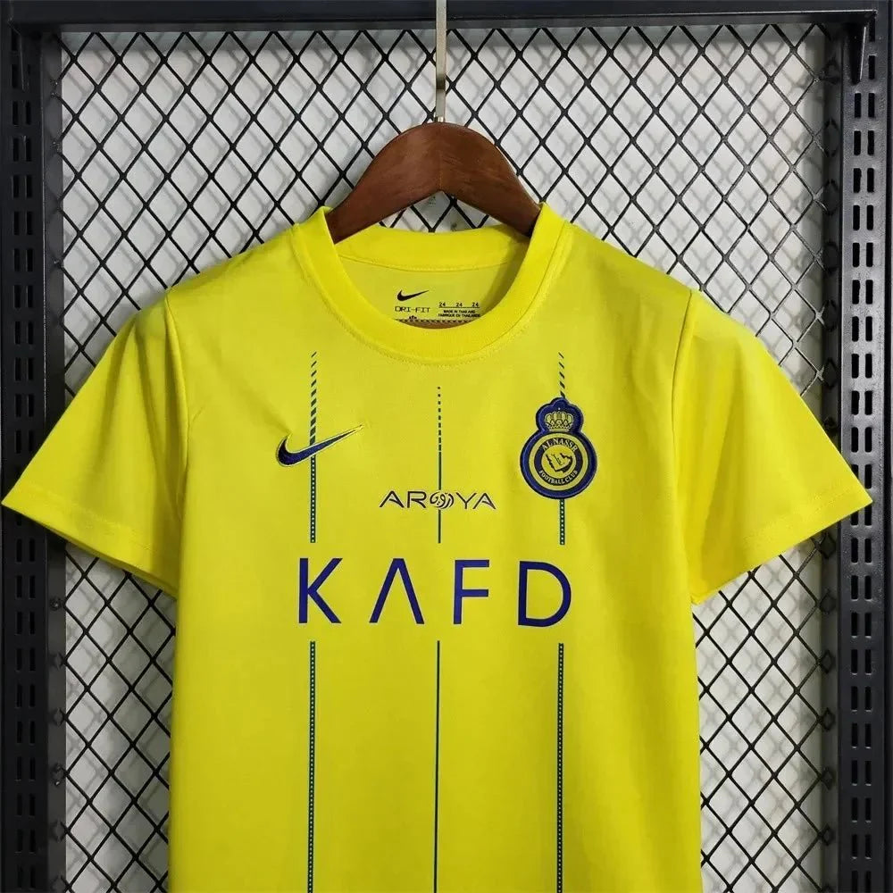 Conjunto de fútbol local de Al-Nassr 2023/2024 (camiseta + pantalón corto)