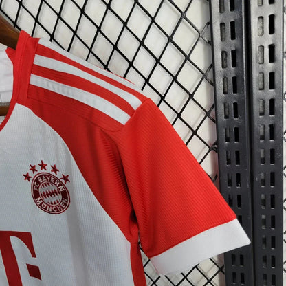 Conjunto de fútbol local del Bayern Munich 2023/2024 (camiseta + pantalón corto)