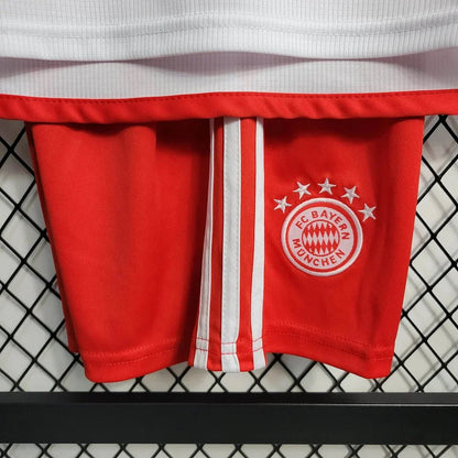 Conjunto de fútbol local del Bayern Munich 2023/2024 (camiseta + pantalón corto)