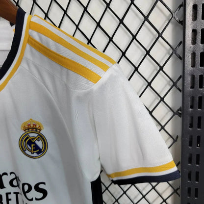 Conjunto de fútbol local del Real Madrid 2023/2024 (camiseta + pantalón corto)