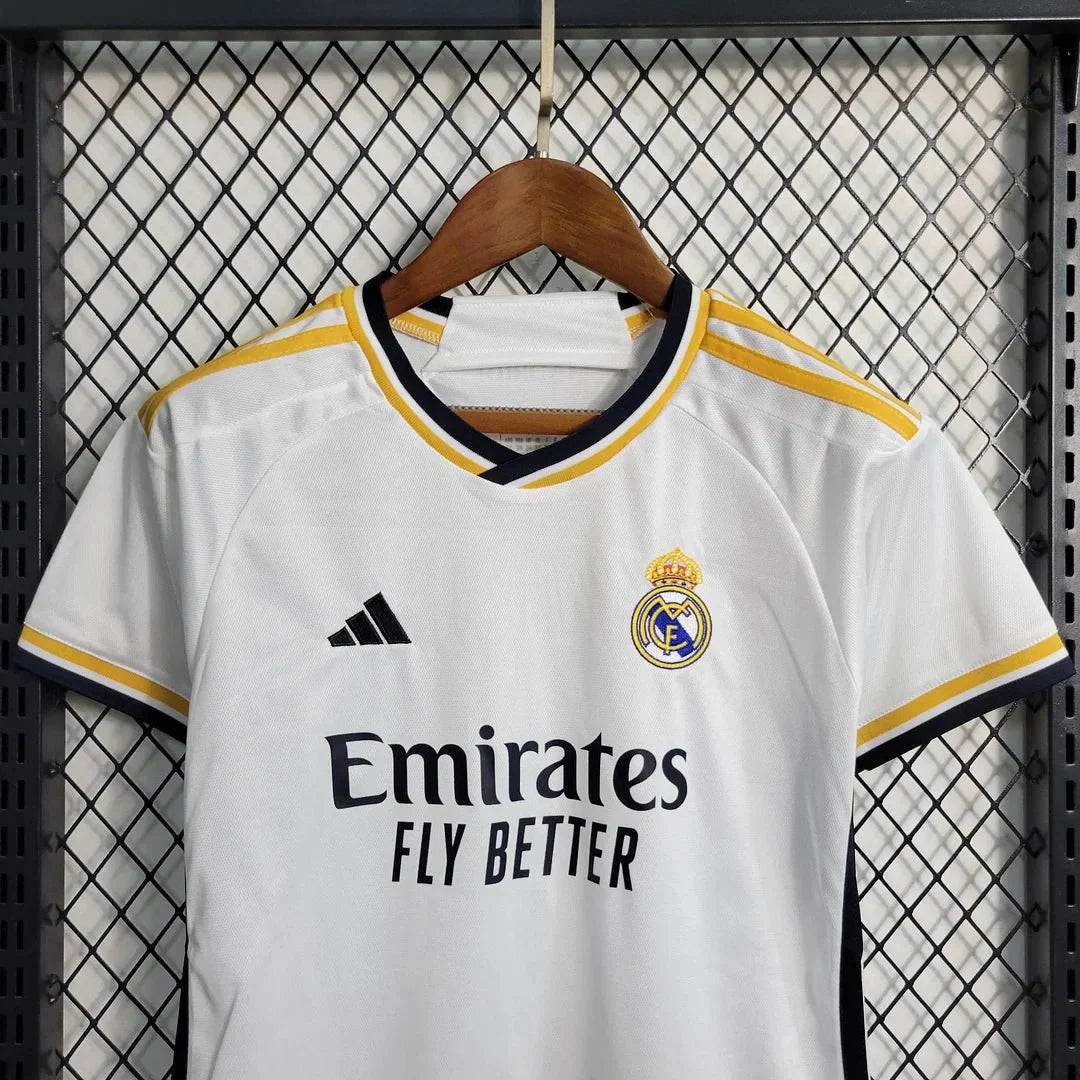 Conjunto de fútbol local del Real Madrid 2023/2024 (camiseta + pantalón corto)